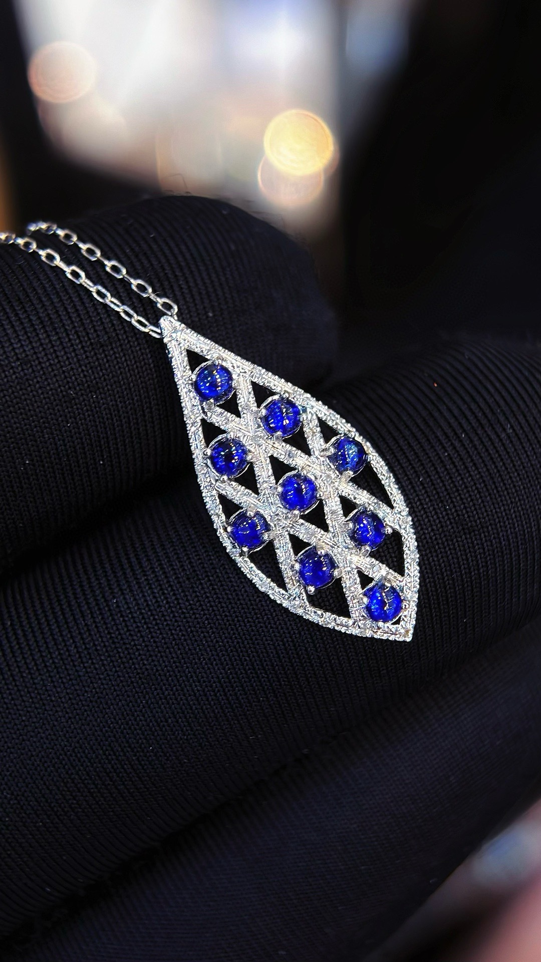 璀璨甄选 18K金镶嵌55分天然蓝宝石吊坠项链，品质珠宝的批零新选择