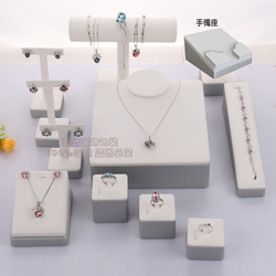 珠宝展示的艺术 漫诚黑色绣花项链盘，细节处彰显专业魅力