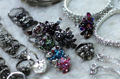 饰品加盟选择多，如何寻找好品牌及珠宝首饰批发策略